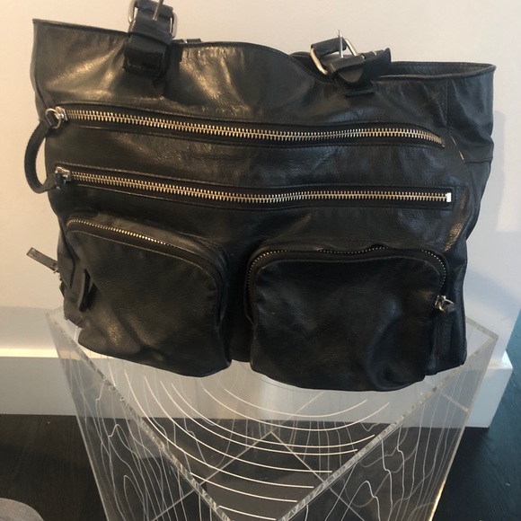 Club Monaco multi-use leather shoulder bag - Picture 2 of 6